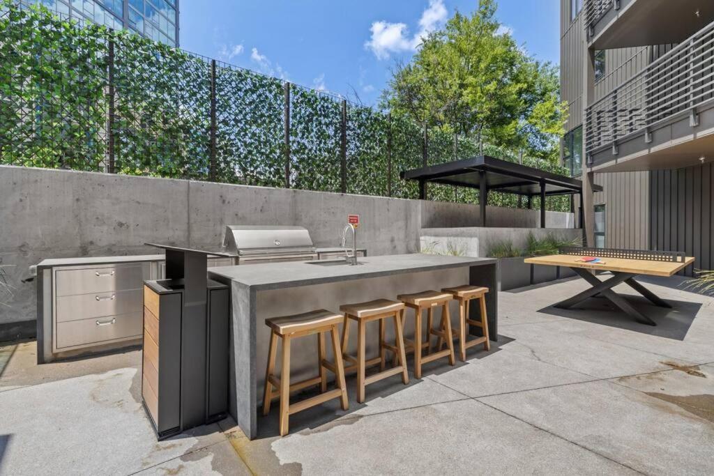 Апартаменты Skyline View, Pool, Gym, Balcony'S, Walk To Bway! Нэшвилл Экстерьер фото